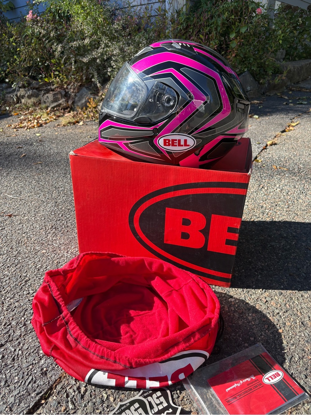 Woman’s BELL Full-Face- MACINE Black/Pink